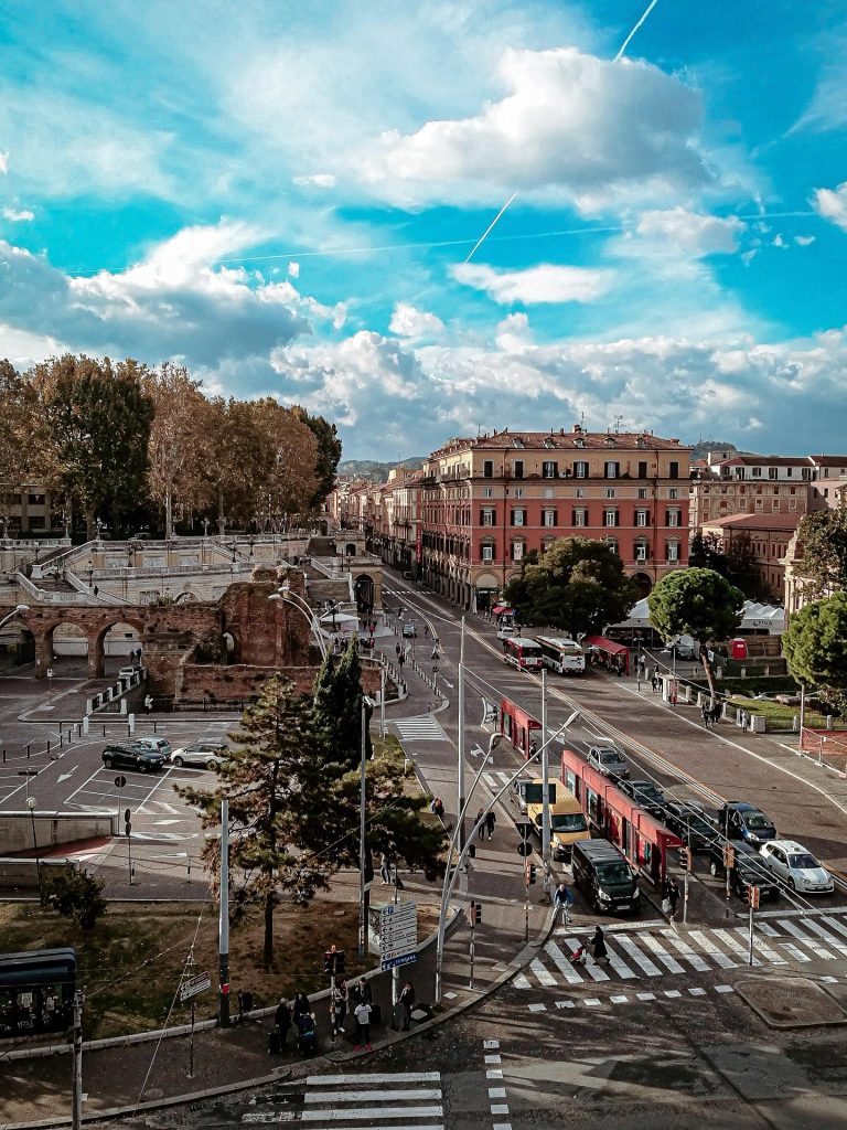 Veduta panoramica del centro storico di Bologna con le Due Torri, simbolo della città.